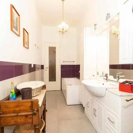 Apartman Turati 74 *